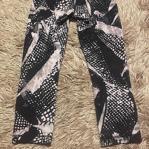 Lululemon Cropped Leggings sz 6 - Picture 8 of 11